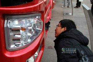 觀眾仔細參觀--中國重汽2012年商務(wù)年會
