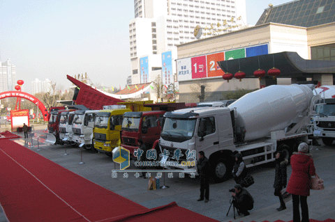 重汽商務(wù)年會展車現(xiàn)場