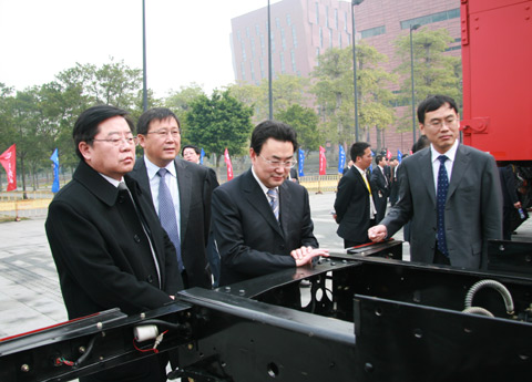 集團領(lǐng)導(dǎo)認(rèn)真討論車輛技術(shù)問題