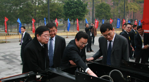 集團領(lǐng)導(dǎo)認(rèn)真討論車輛技術(shù)問題