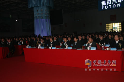 年會(huì)現(xiàn)場(chǎng)嘉賓聆聽領(lǐng)導(dǎo)講話