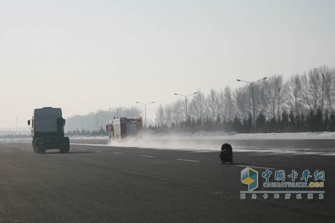 揚(yáng)長而去的消防車