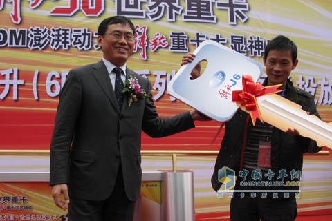 解放錫柴公司領(lǐng)導(dǎo)向用戶(hù)交付金鑰匙