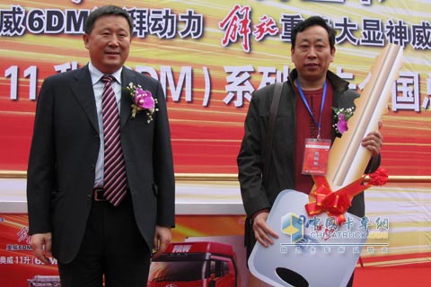 解放錫柴公司領(lǐng)導(dǎo)向用戶(hù)交付金鑰匙