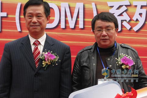 解放錫柴公司領(lǐng)導(dǎo)向用戶(hù)交付金鑰匙