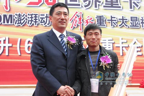 解放錫柴公司領(lǐng)導(dǎo)向用戶(hù)交付金鑰匙