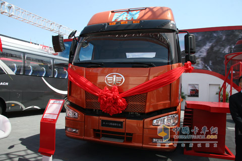 2010北京車展一汽解放J64X2高端牽引車