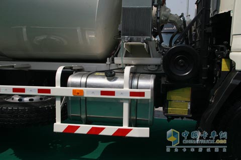 2010北京車(chē)展福田歐曼12方攪拌車(chē)BJ5253GJB-2局部特寫(xiě)