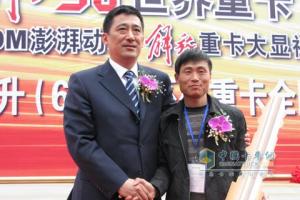 解放錫柴公司領(lǐng)導(dǎo)向用戶(hù)交付金鑰匙