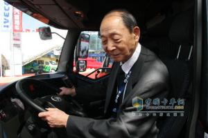 2010北京車展一汽解放領導參觀