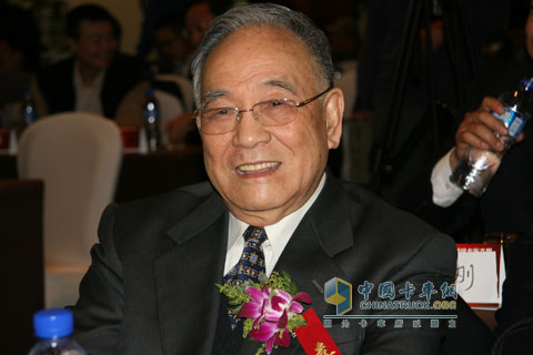 中國汽車工業(yè)協(xié)會(huì)名譽(yù)會(huì)長何光遠(yuǎn)發(fā)表講話