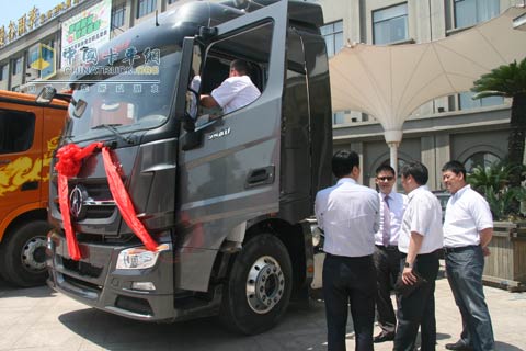 北奔重卡V3巡展寧波站--用戶詢問(wèn)參觀