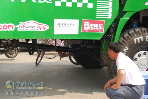陜汽超級重卡駛?cè)肷虡I(yè)區(qū)時四周的民眾無不驚奇不已
