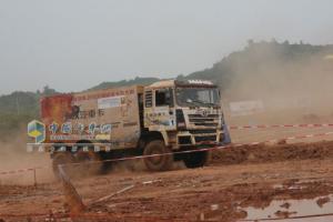 揚起陣陣塵土的陜汽賽車