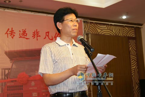 中國(guó)重汽集團(tuán)濟(jì)南特種車有限公司錢珠聲董事長(zhǎng)在試駕活動(dòng)