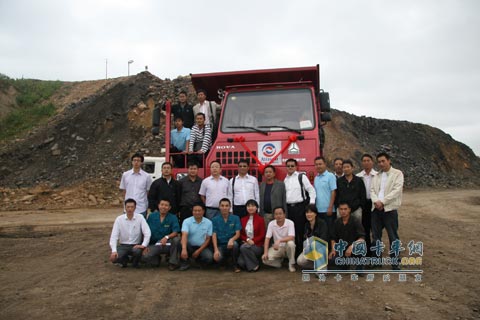 參加艾里遜自動檔中國重汽礦用車試駕的用戶及領導合影