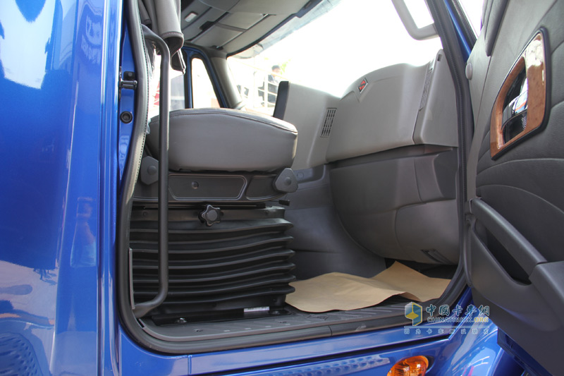 [上海車展]納威司達(dá)攜經(jīng)典長(zhǎng)頭車與校車參展上海車展