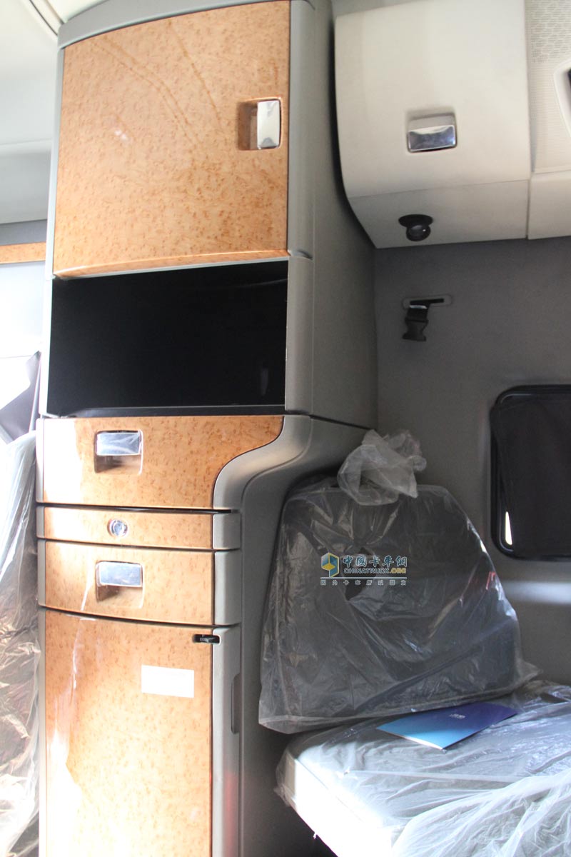 [上海車展]納威司達(dá)攜經(jīng)典長(zhǎng)頭車與校車參展上海車展