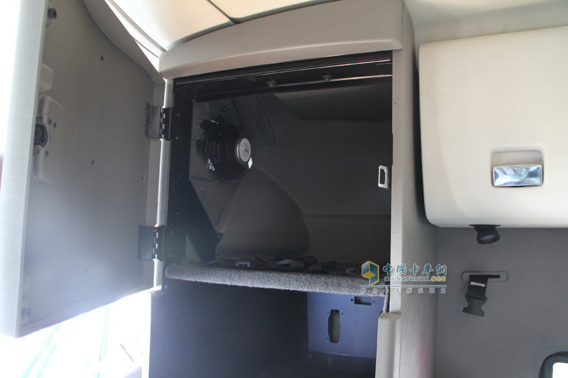 [上海車展]納威司達(dá)攜經(jīng)典長(zhǎng)頭車與校車參展上海車展