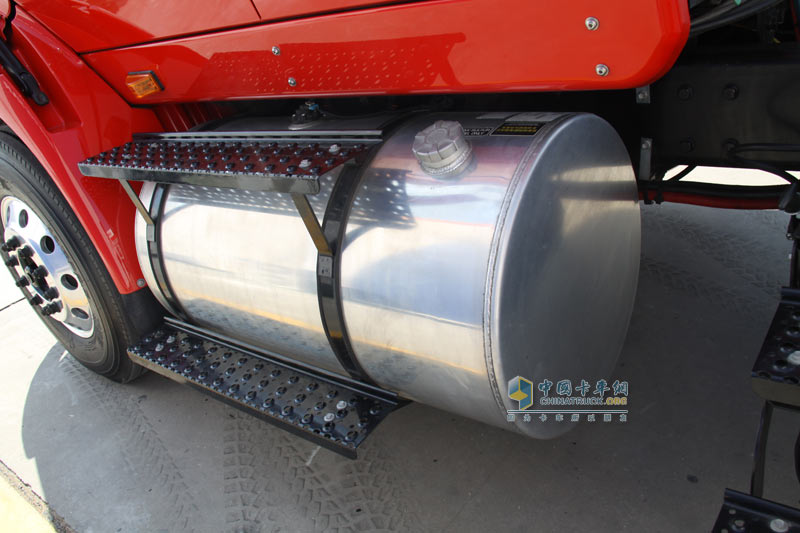 [上海車展]納威司達(dá)攜經(jīng)典長(zhǎng)頭車與校車參展上海車展