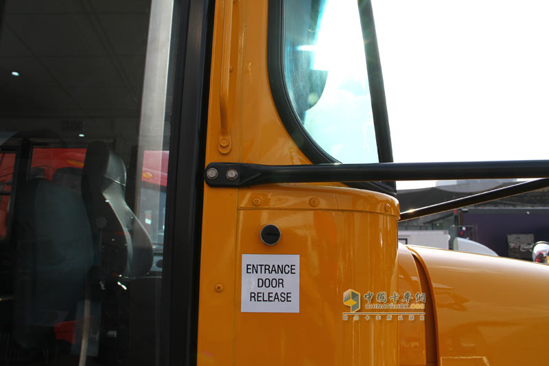 [上海車展]納威司達(dá)攜經(jīng)典長(zhǎng)頭車與校車參展上海車展