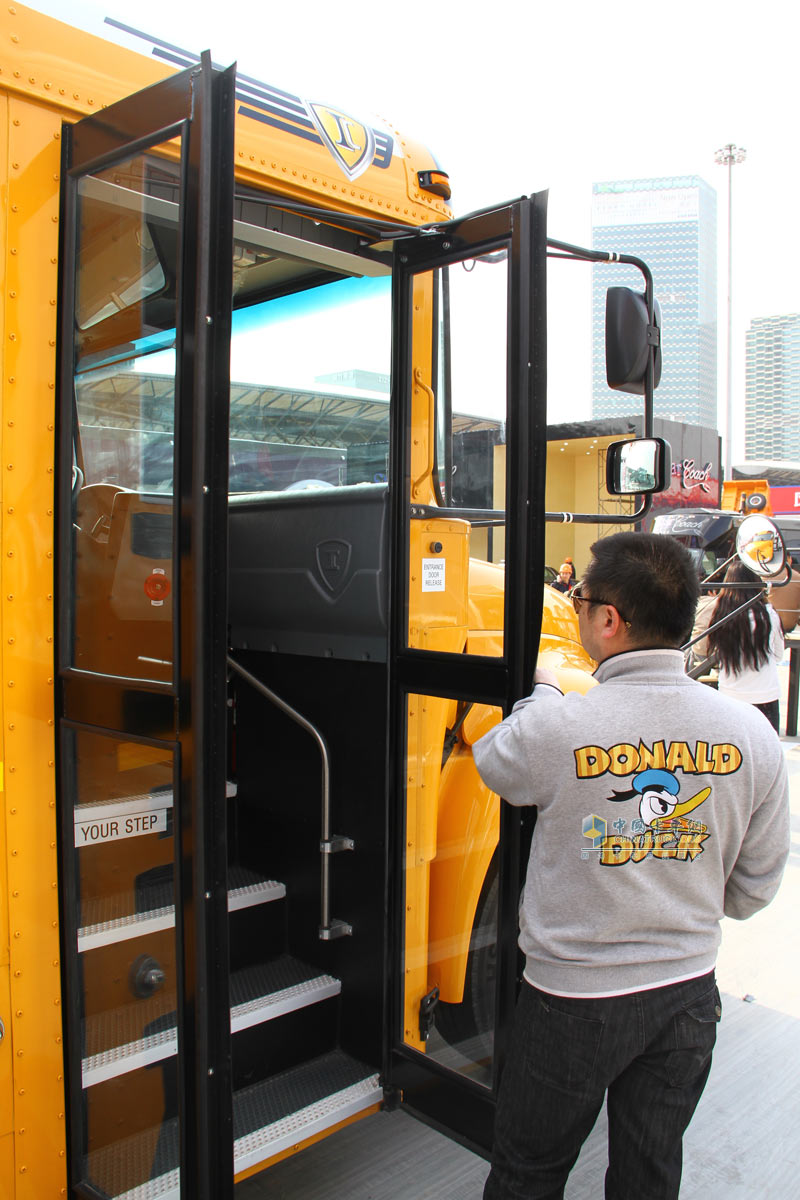 [上海車展]納威司達(dá)攜經(jīng)典長(zhǎng)頭車與校車參展上海車展