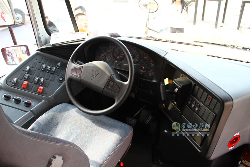[上海車展]納威司達(dá)攜經(jīng)典長(zhǎng)頭車與校車參展上海車展