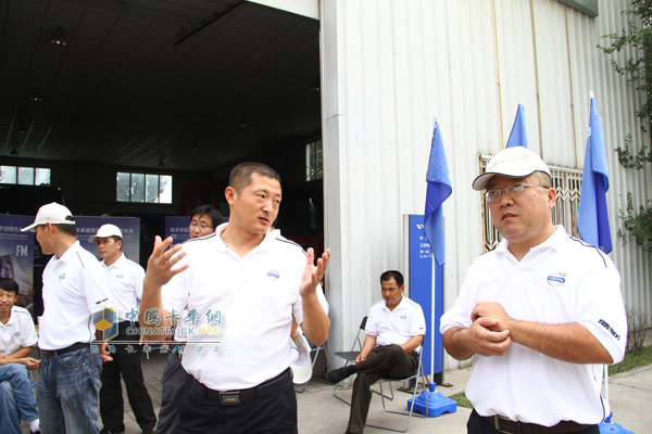 沃爾沃卡車節(jié)油大賽現場培訓師記錄比賽過程