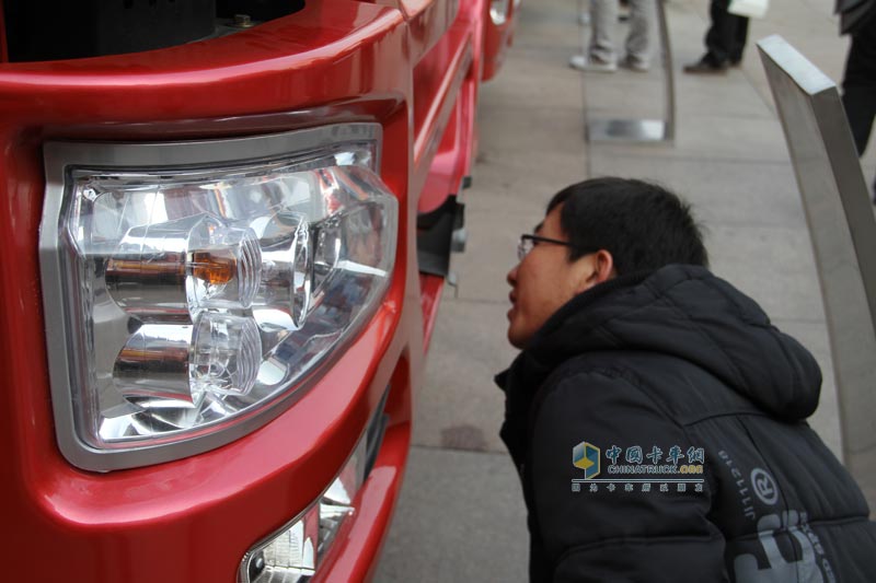 觀眾仔細參觀--中國重汽2012年商務年會