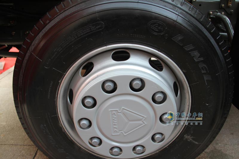 中國(guó)重汽 豪瀚J7B 336馬力 6×2牽引車(chē) ZZ4255N25C6V