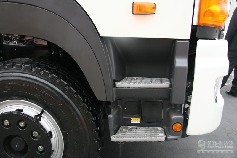 廣汽日野攜8×4新品首度亮相北京車(chē)展