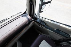 東風柳汽乘龍 H5V 460馬力 6x4 輕量化牽引車