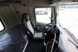東風柳汽乘龍 H5V 460馬力 6x4 輕量化牽引車