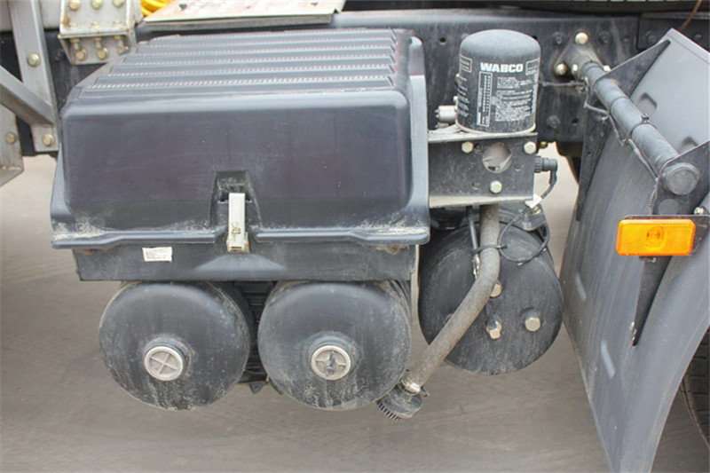 一汽解放 J6P重卡 390馬力 6X4 國四LNG牽引車(CA4250P66T1A2E22M4)