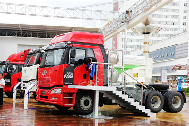 一汽解放 J6P重卡 2014款 390馬力 6X4 國(guó)四LNG牽引車(chē)(CA4250P66T1A2E22M4)