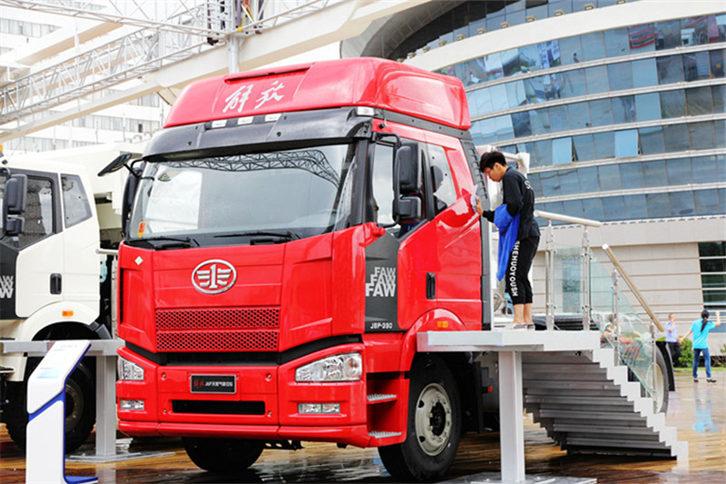 一汽解放 J6P重卡 2014款 390馬力 6X4 國(guó)四LNG牽引車(chē)(CA4250P66T1A2E22M4)