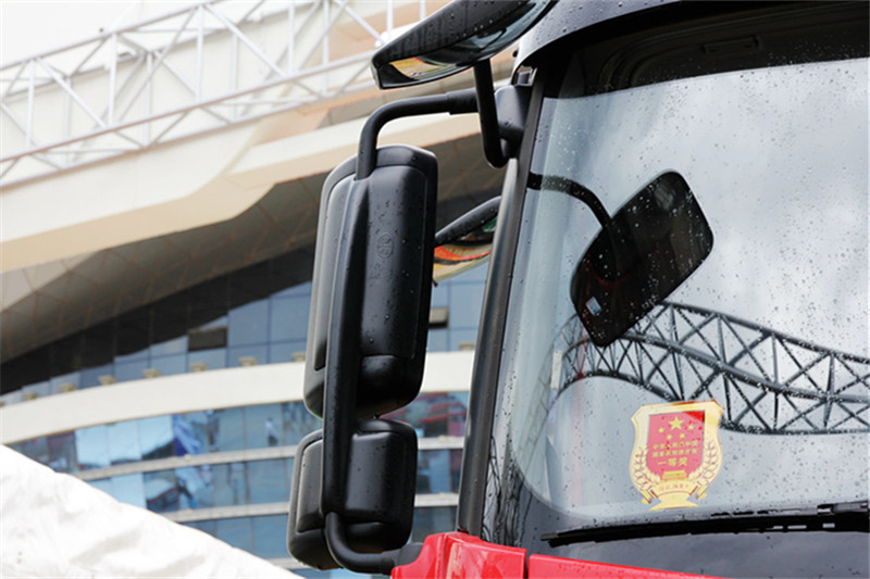 一汽解放 J6P重卡 2014款 390馬力 6X4 國(guó)四LNG牽引車(chē)(CA4250P66T1A2E22M4)