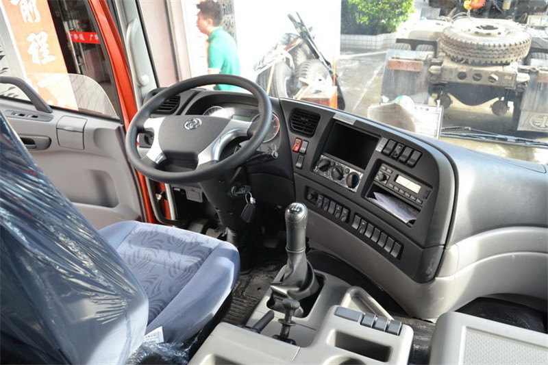 東風(fēng)商用車 新天龍準(zhǔn)重卡 270馬力 4X2 國(guó)四牽引車(DFL4160B2)