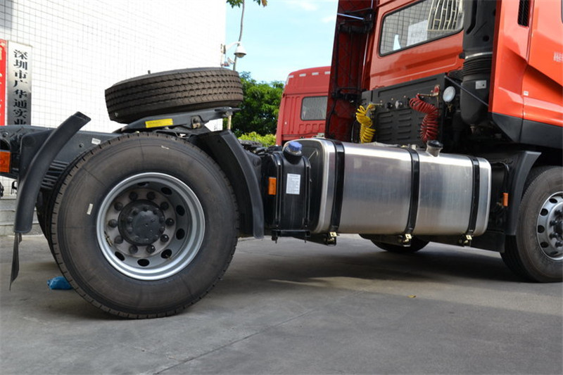 東風(fēng)商用車 新天龍準(zhǔn)重卡 270馬力 4X2 國(guó)四牽引車(DFL4160B2)