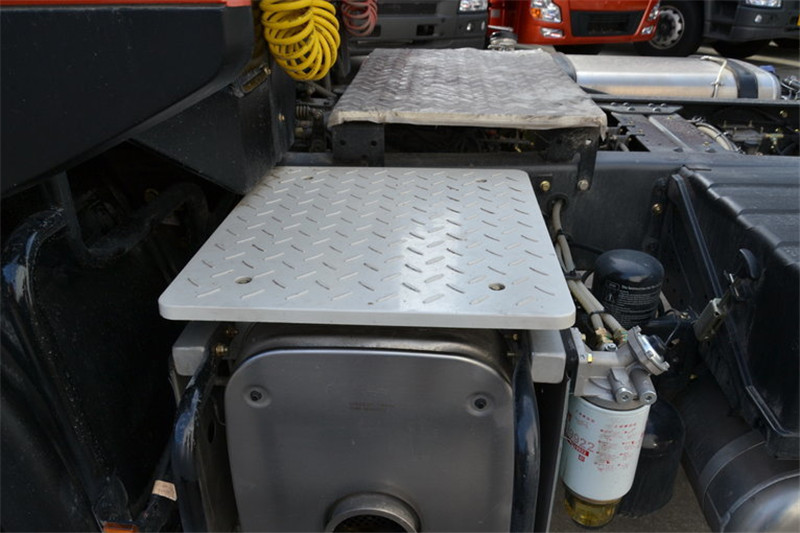 東風(fēng)商用車 新天龍準(zhǔn)重卡 270馬力 4X2 國(guó)四牽引車(DFL4160B2)