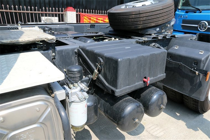 東風(fēng)商用車(chē) 新天龍重卡 420馬力 4X2 國(guó)四牽引車(chē)(DFL4181A8)