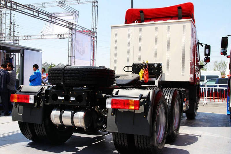 一汽解放青汽 天V重卡 400力 6X4 LNG 國五牽引車(CA4258P2K15T1NE5A80)