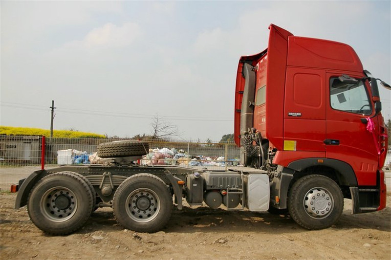 中國重汽 HOWO T7H重卡 320馬力 4X2 國四危險(xiǎn)品牽引車(ZZ4187V361HD1W)(高頂)