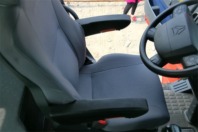 中國重汽 HOWO T7H重卡 320馬力 4X2 國四危險(xiǎn)品牽引車(ZZ4187V361HD1W)(高頂)