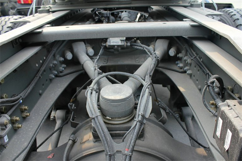 中國重汽 HOWO T7H重卡 320馬力 4X2 國四危險(xiǎn)品牽引車(ZZ4187V361HD1W)(高頂)