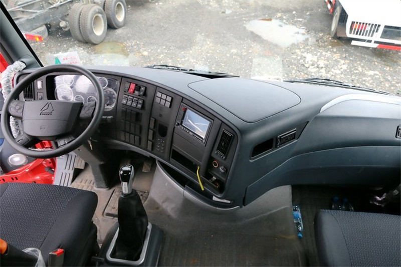 中國重汽 HOWO T7H重卡 400馬力 4X2 國四危險(xiǎn)品牽引車(ZZ4187V361HD1W)