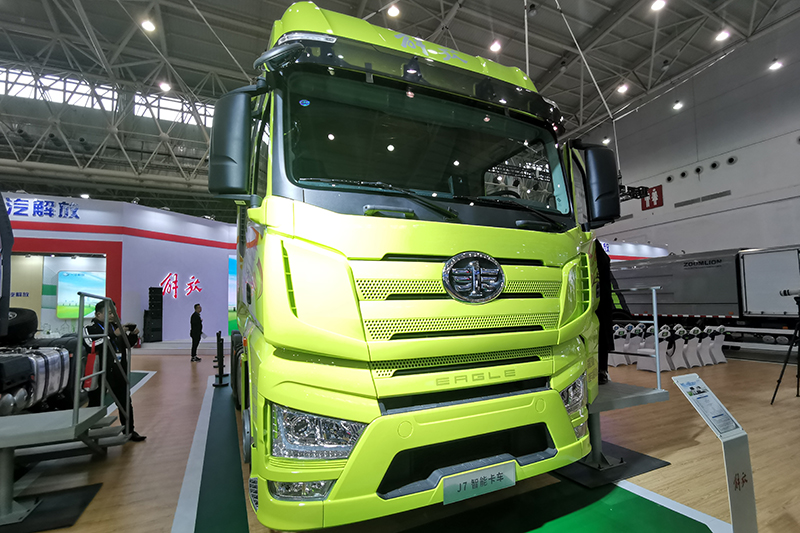 一汽解放 J7重卡 6×4 550馬力 國(guó)六 智能牽引車