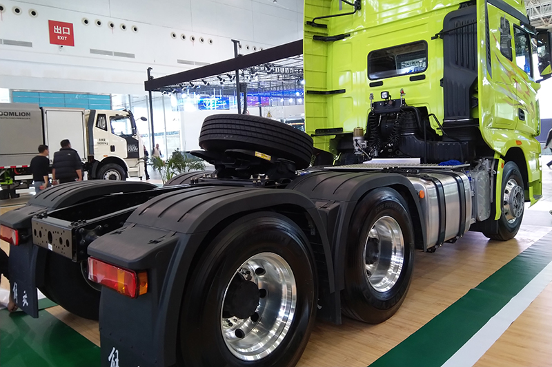 一汽解放 J7重卡 6×4 550馬力 國(guó)六 智能牽引車