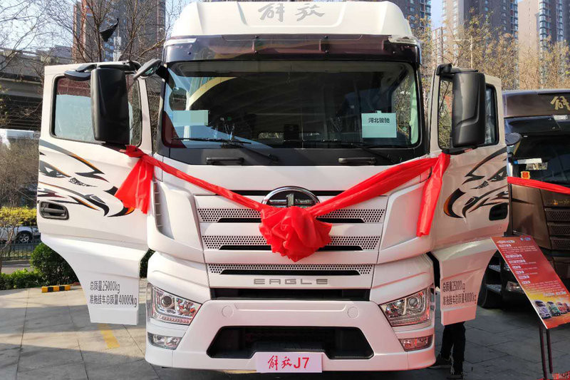 一汽解放 J7重卡 550馬力 6X4 國(guó)五AMT自動(dòng)擋牽引車(一汽)(CA4250P77K25T1E5)