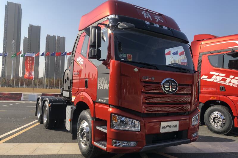 一汽解放 J6P重卡 440馬力 6×4 國(guó)六LNG牽引車（CA4250P66M25T1E6）